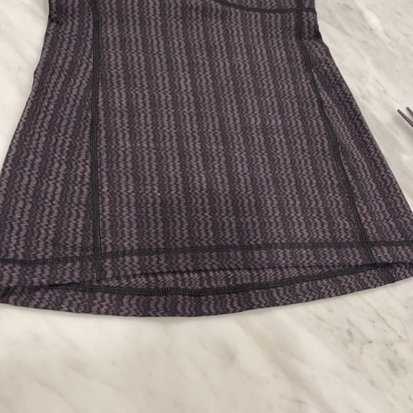 Lululemon Scoop Neck Tank Top built in sports bra size 4. - Picture 8 of 10